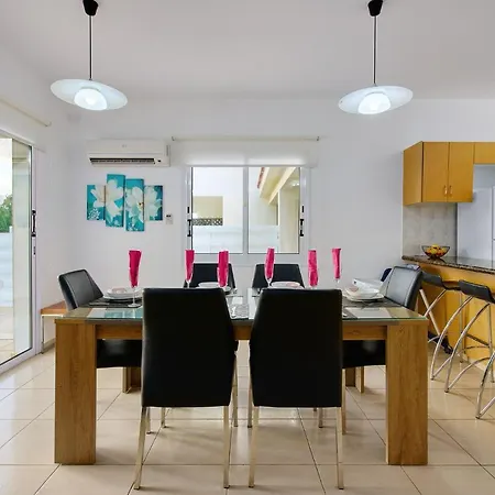 Villa Crystal By Ezoria